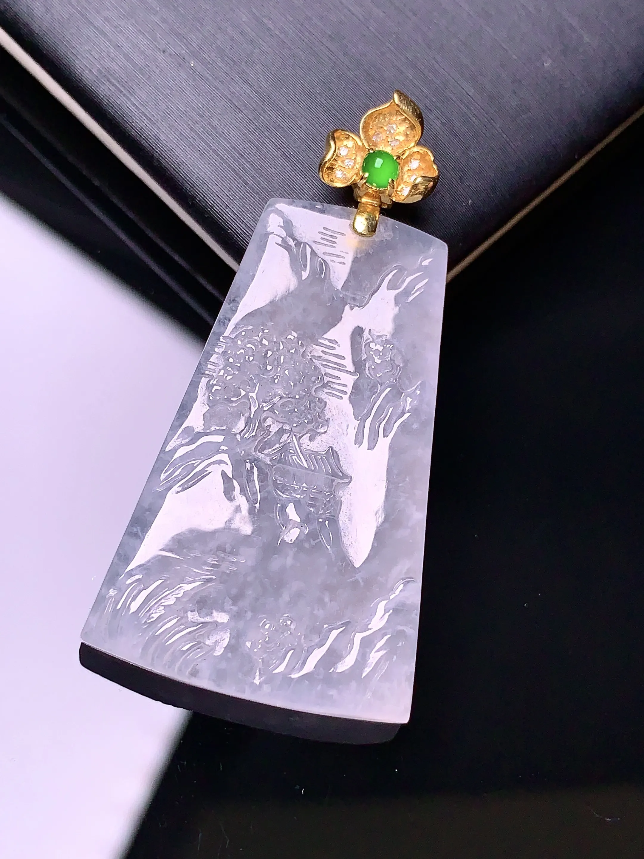 18k金镶嵌冰种山水牌吊坠 玉质细腻 色泽清新艳丽 整体尺寸40.3*21*5.2