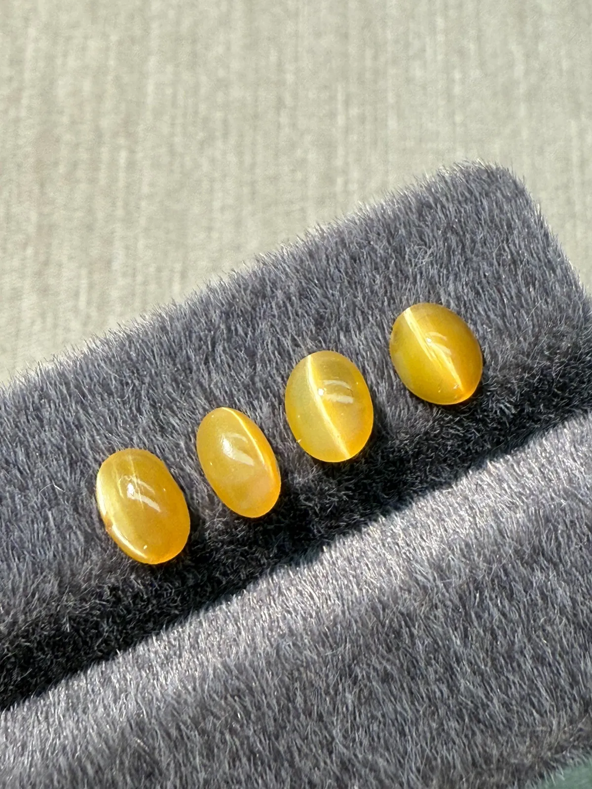 2.04ct天然欧泊猫眼裸石，尺寸6.7*4.6*3.1mm，颜色美艳 ，眼线犀利