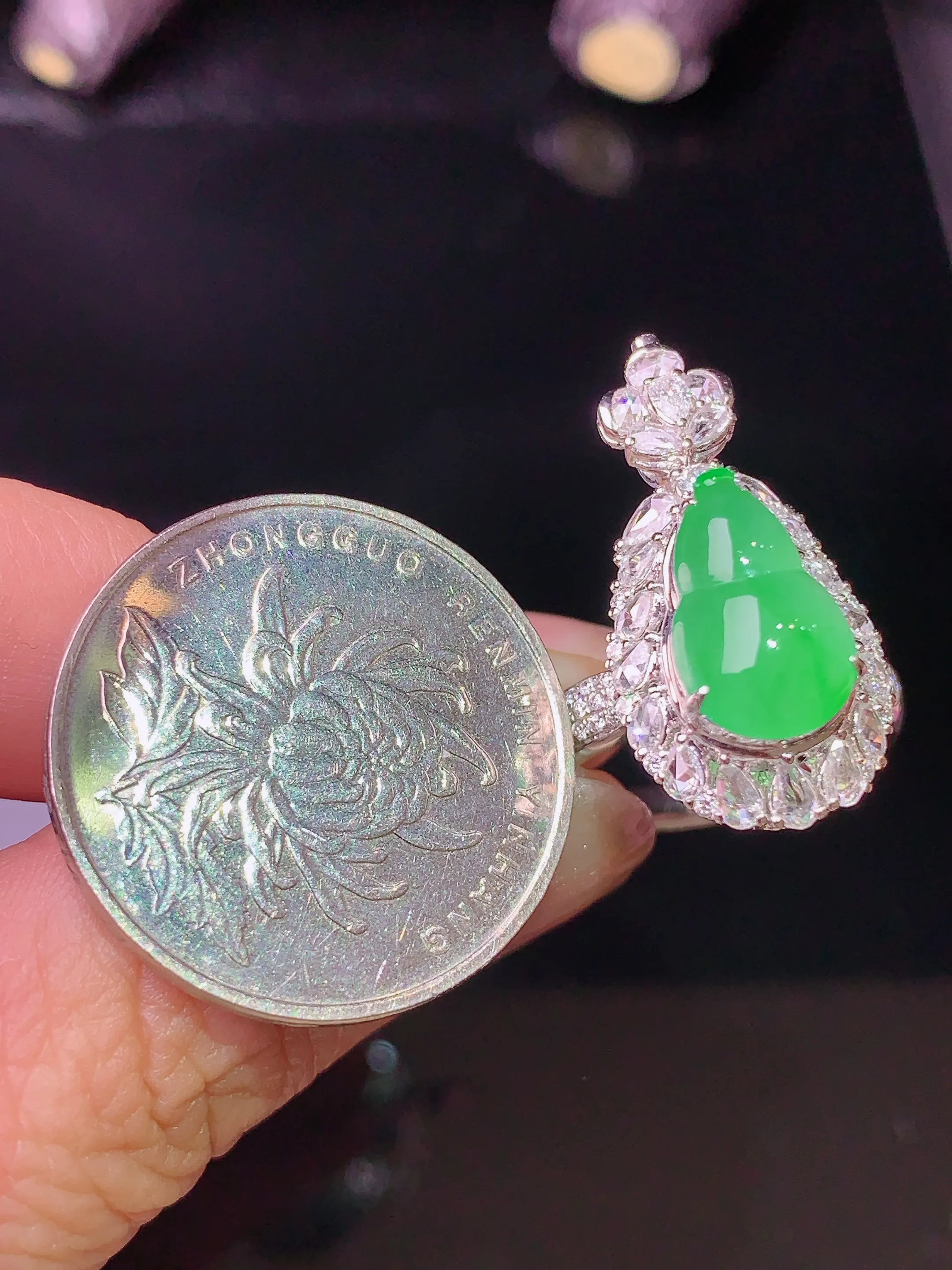 18k金钻镶嵌翠绿葫芦戒指吊坠两用款 玉质细腻 色泽清新艳丽 圈口13.5 整体尺寸25.5*12.5*12