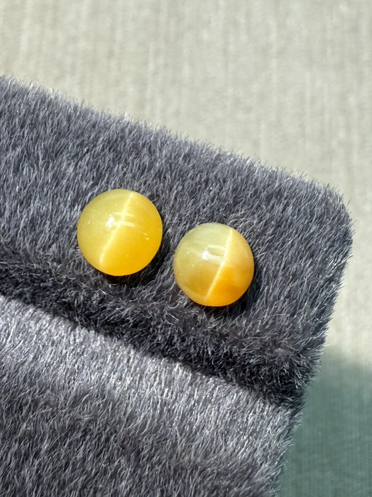 1.615ct天然欧泊猫眼裸石，尺寸6.4*6.4*3.9mm，颜色美艳 ，眼线犀利