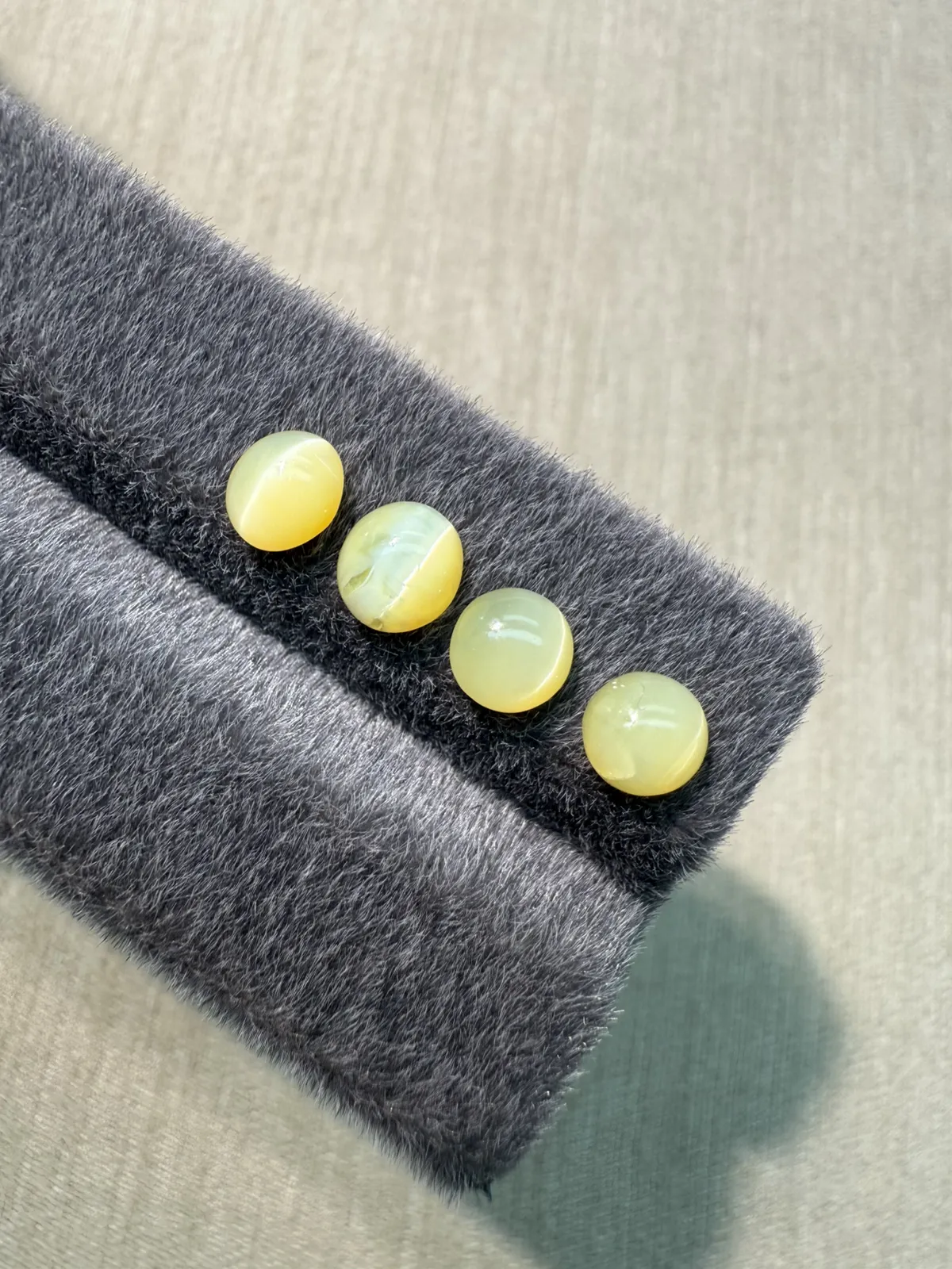 2.835ct天然欧泊猫眼裸石，尺寸6.7*6.2*3.8mm，颜色美艳 ，眼线犀利