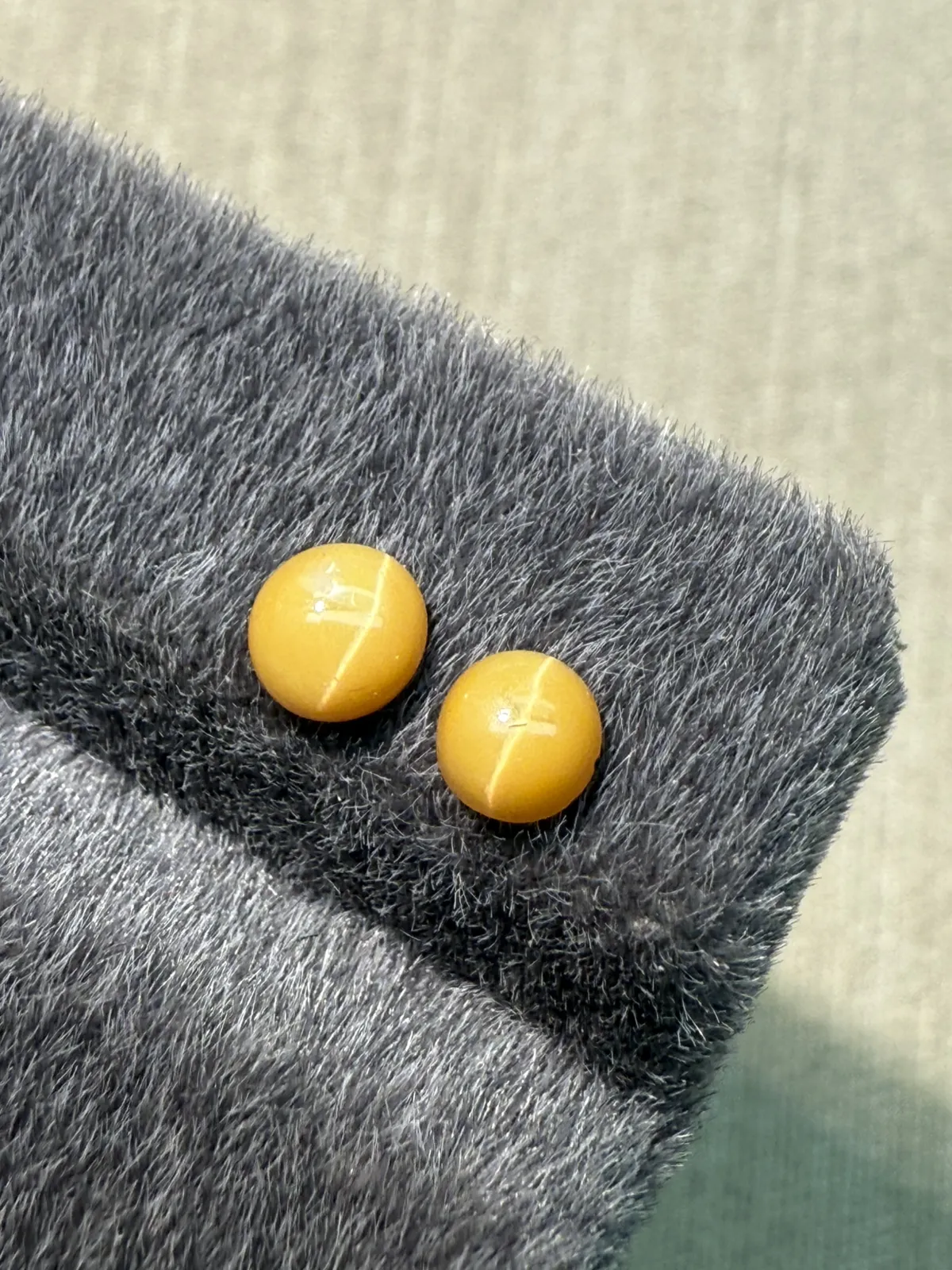 0.66ct天然欧泊猫眼裸石，尺寸5*5*2.7mm，颜色美艳 ，眼线犀利