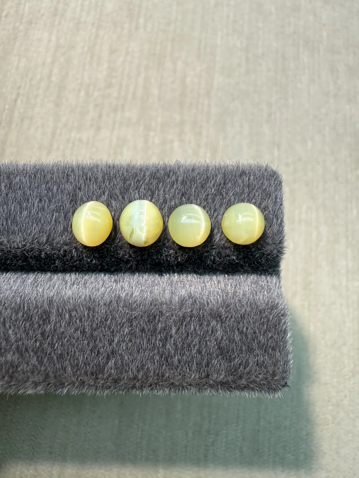 2.835ct天然欧泊猫眼裸石，尺寸6.7*6.2*3.8mm，颜色美艳 ，眼线犀利