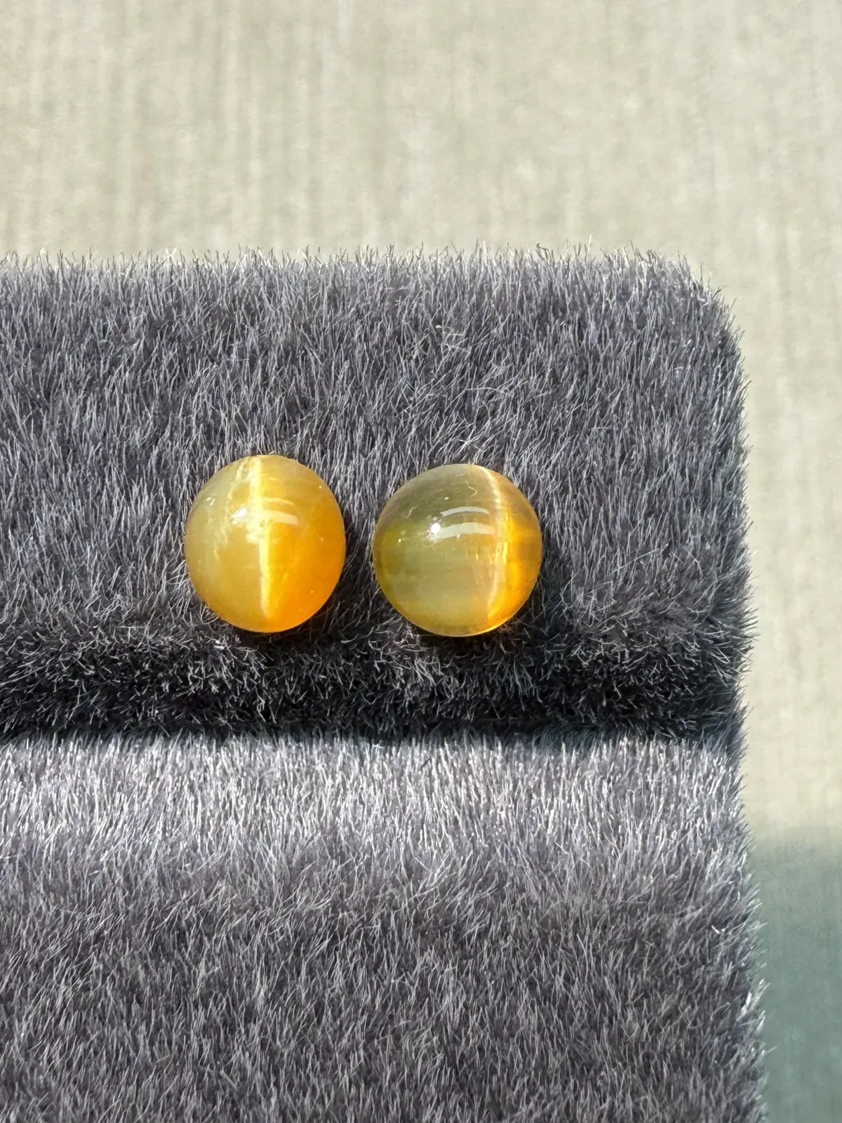 1.23ct天然欧泊猫眼裸石，尺寸5.9*5.4*3.7mm，颜色美艳 ，眼线犀利
