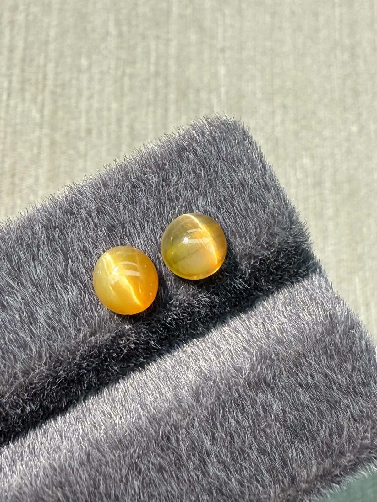 1.23ct天然欧泊猫眼裸石，尺寸5.9*5.4*3.7mm，颜色美艳 ，眼线犀利