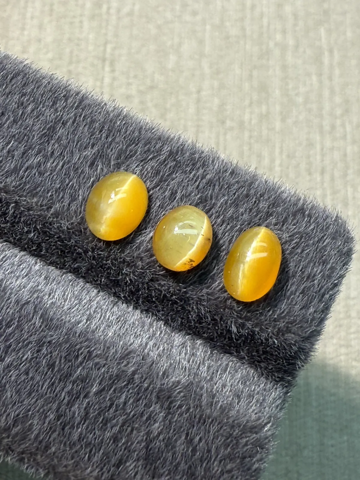 2.115ct天然欧泊猫眼裸石，尺寸6.8*5.5*3.2mm，颜色美艳 ，眼线犀利