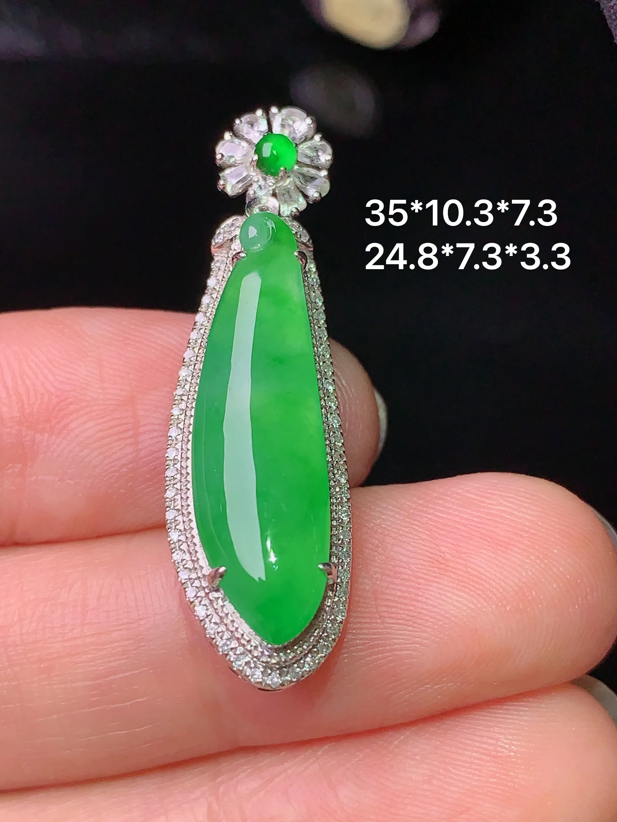 18k金钻镶嵌翠绿福瓜吊坠 玉质细腻 色泽清新艳丽 整体尺寸35*10.3*7.3