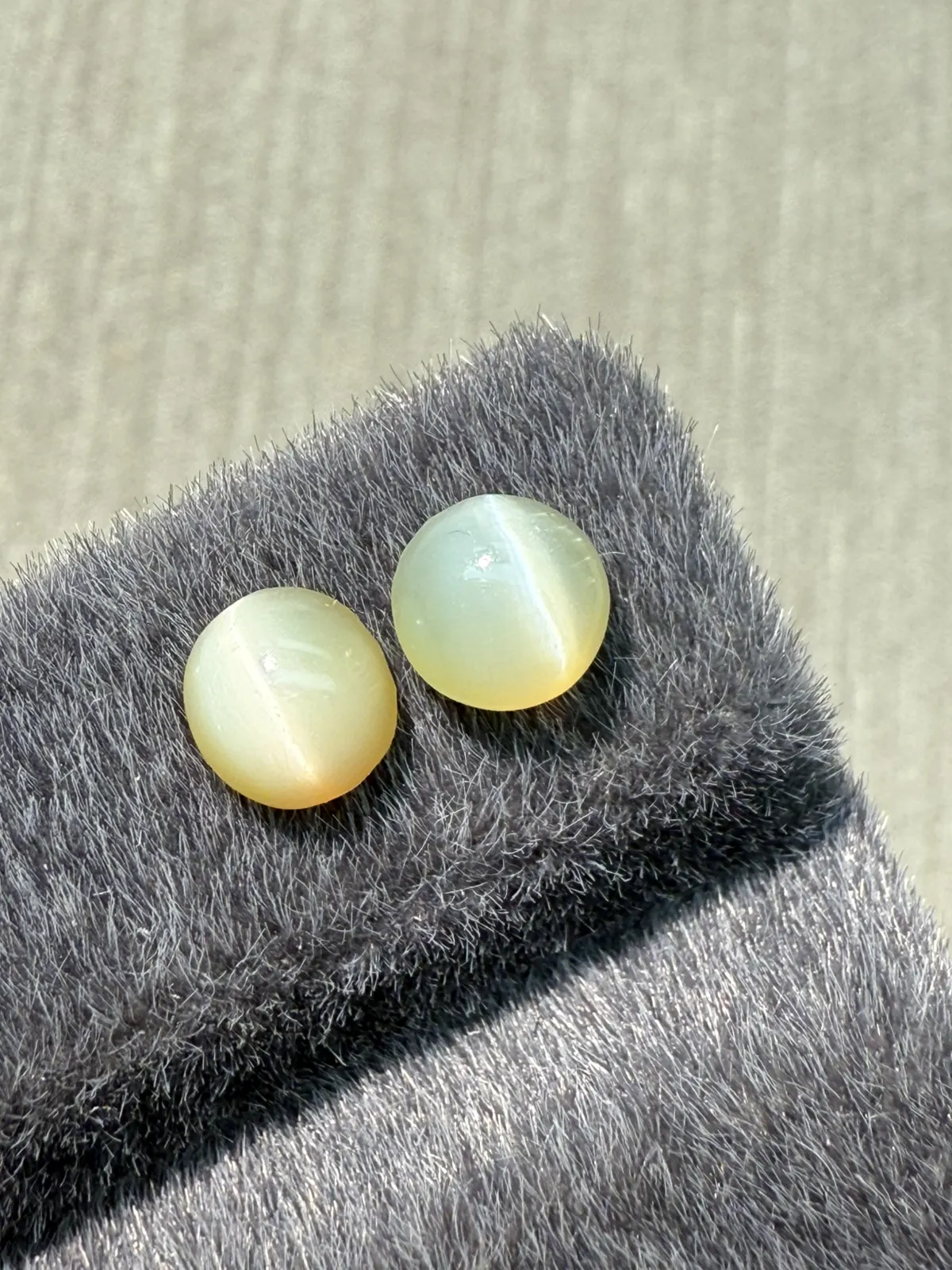 1.27ct天然欧泊猫眼裸石，尺寸5.8*5.5*3.2mm，颜色美艳 ，眼线犀利