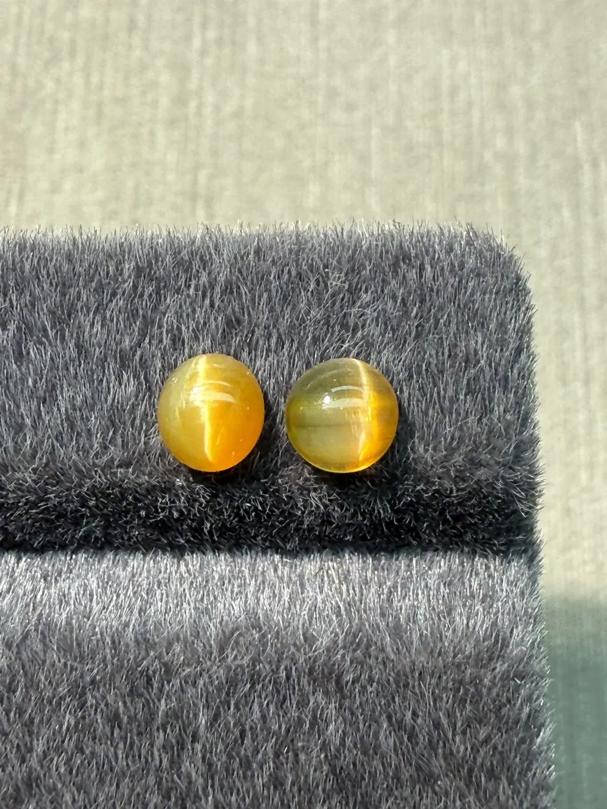 1.23ct天然欧泊猫眼裸石，尺寸5.9*5.4*3.7mm，颜色美艳 ，眼线犀利