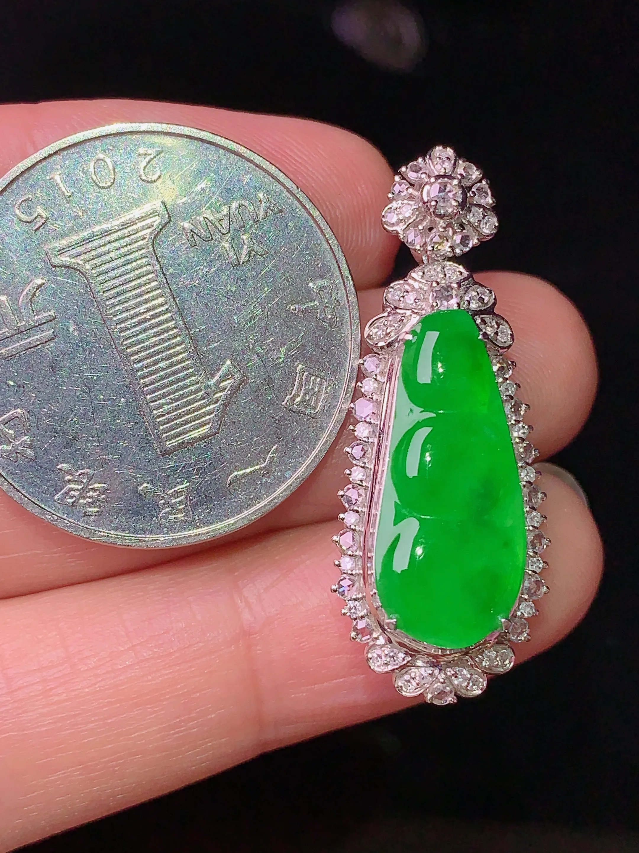 18k金钻镶嵌满绿四季豆吊坠 玉质细腻 色泽清新艳丽 整体尺寸32.7*12.7*9.5