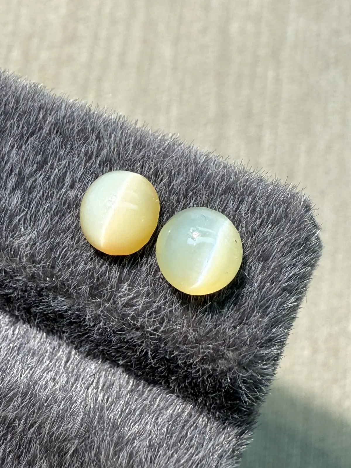 1.27ct天然欧泊猫眼裸石，尺寸5.8*5.5*3.2mm，颜色美艳 ，眼线犀利