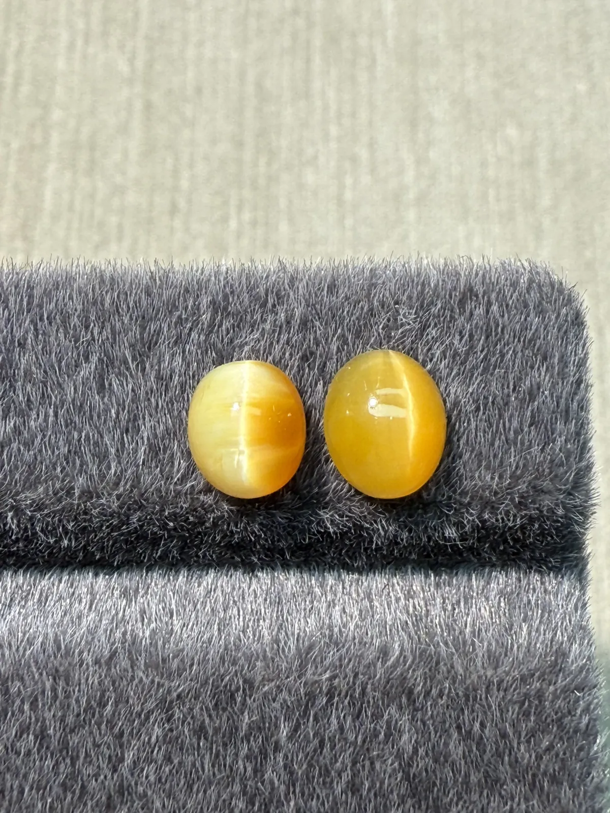 2.05ct天然欧泊猫眼裸石，尺寸7.2*6.2*4.2mm，颜色美艳 ，眼线犀利