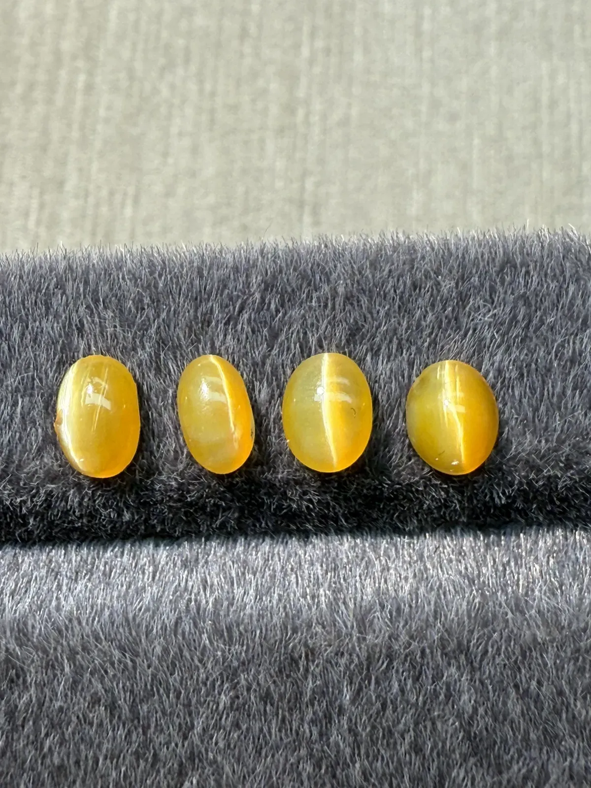 2.04ct天然欧泊猫眼裸石，尺寸6.7*4.6*3.1mm，颜色美艳 ，眼线犀利