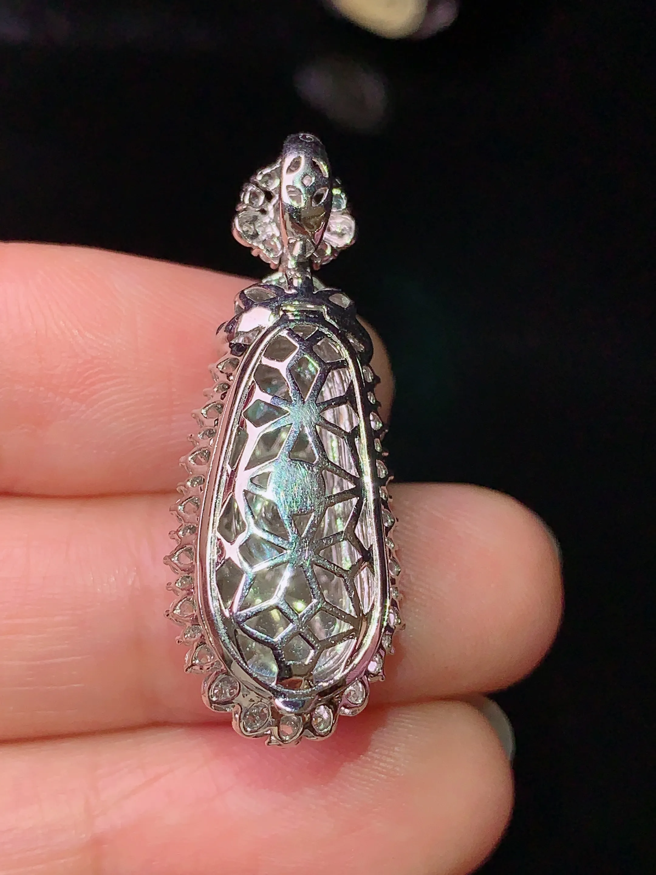 18k金钻镶嵌满绿四季豆吊坠 玉质细腻 色泽清新艳丽 整体尺寸32.7*12.7*9.5