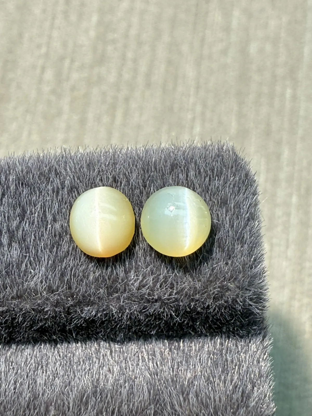 1.27ct天然欧泊猫眼裸石，尺寸5.8*5.5*3.2mm，颜色美艳 ，眼线犀利
