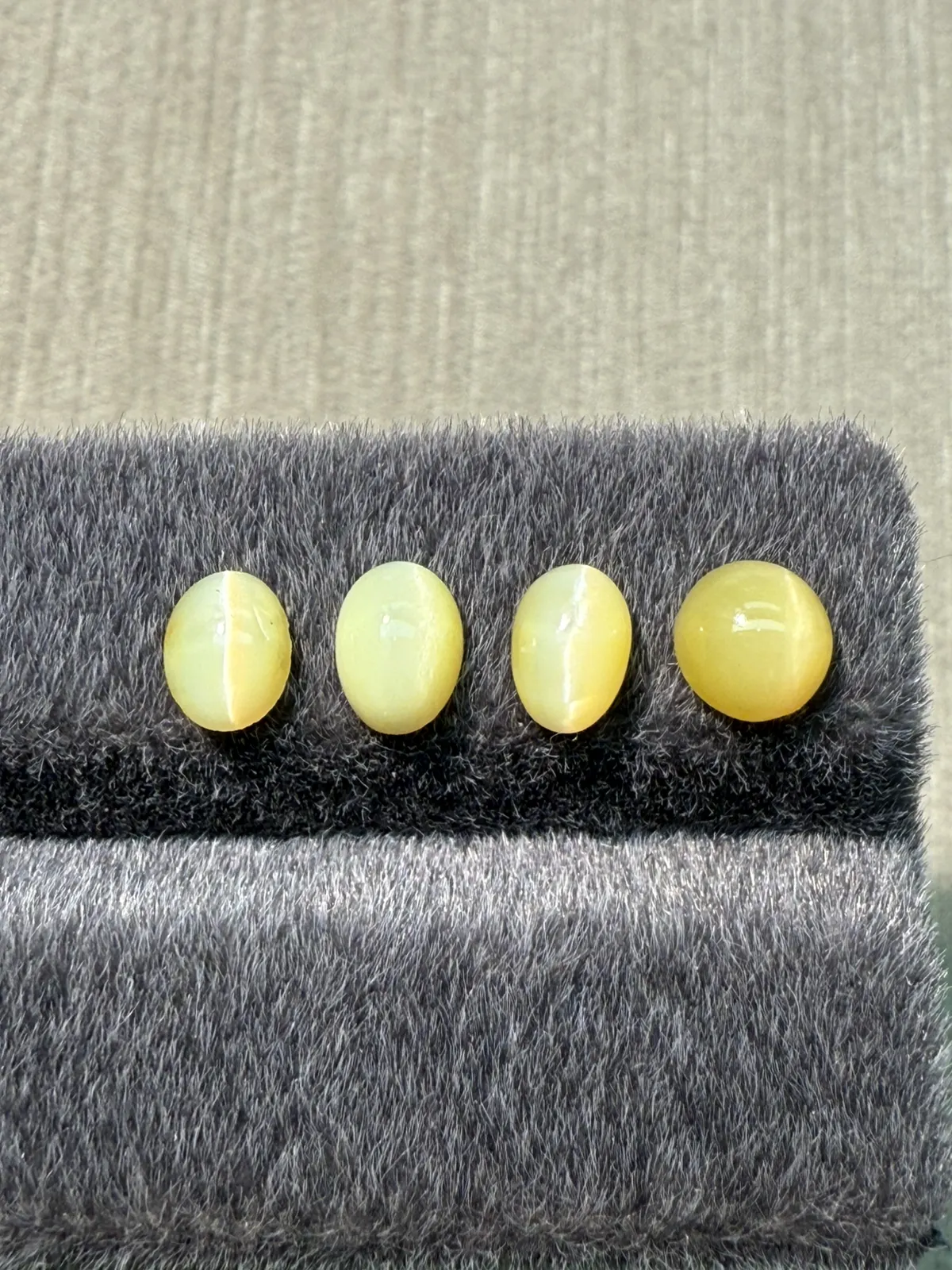 2.56ct天然欧泊猫眼裸石，尺寸6.9*5.1*3.6mm，颜色美艳 ，眼线犀利