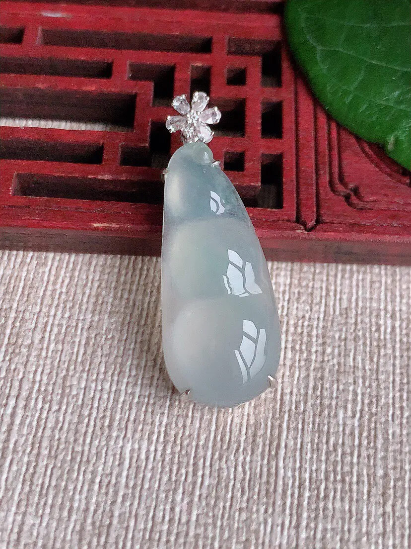 a货翡翠老坑冰种18K金伴钻镶嵌白月光四季豆福豆平安豆吊坠 尺寸34×28.7×12.3×7mm 重量4.30g 0528