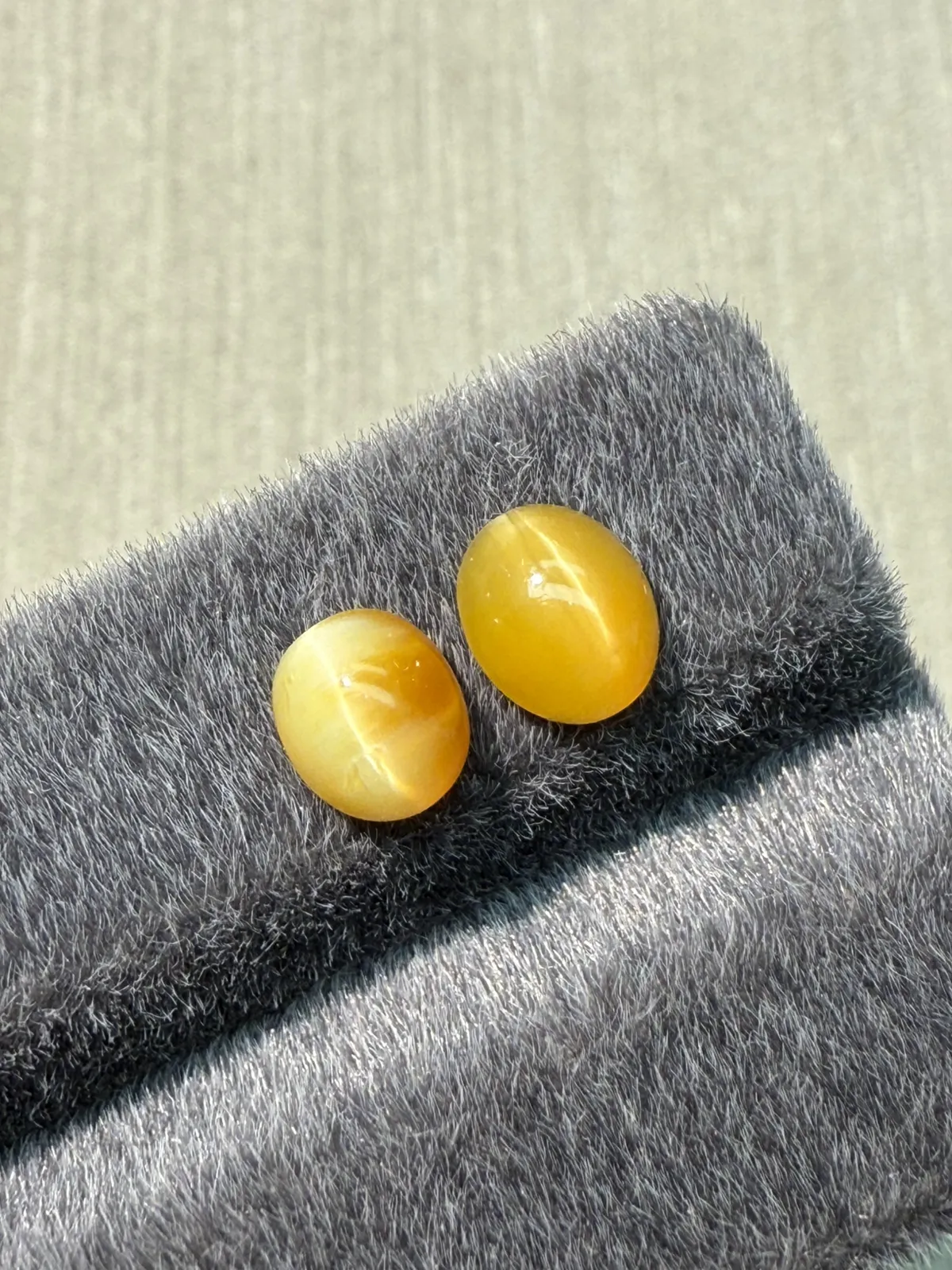 2.05ct天然欧泊猫眼裸石，尺寸7.2*6.2*4.2mm，颜色美艳 ，眼线犀利