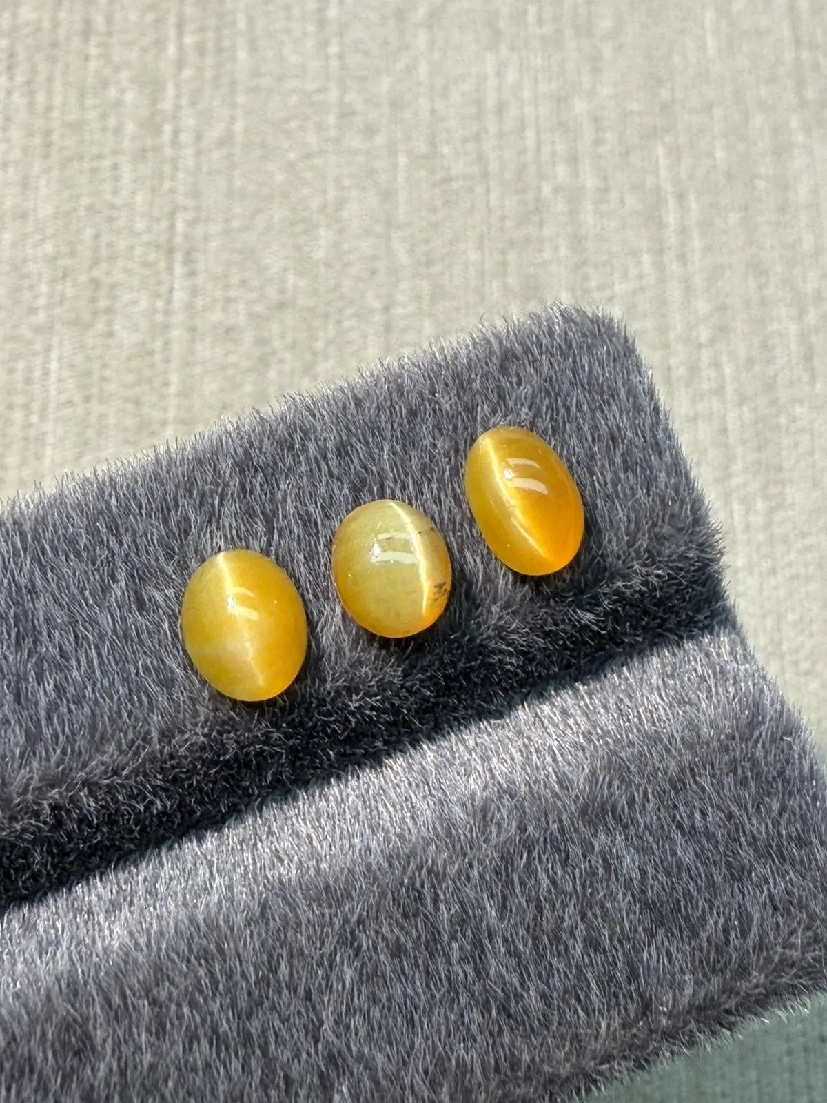 2.115ct天然欧泊猫眼裸石，尺寸6.8*5.5*3.2mm，颜色美艳 ，眼线犀利