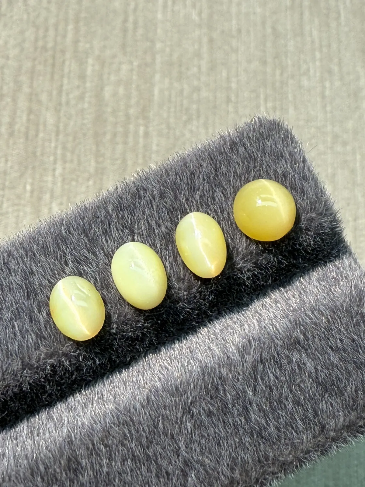 2.56ct天然欧泊猫眼裸石，尺寸6.9*5.1*3.6mm，颜色美艳 ，眼线犀利