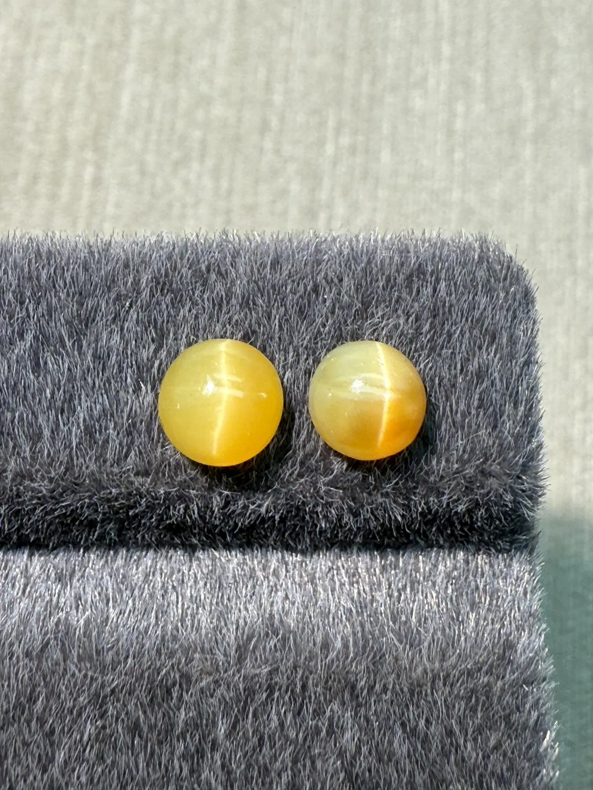 1.615ct天然欧泊猫眼裸石，尺寸6.4*6.4*3.9mm，颜色美艳 ，眼线犀利