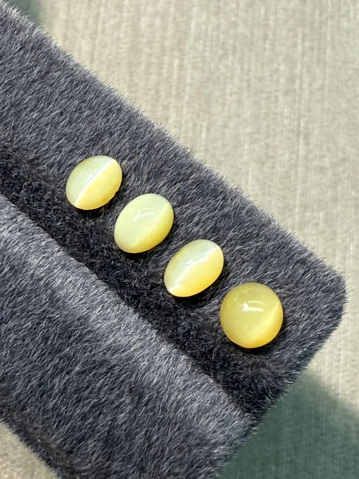 2.56ct天然欧泊猫眼裸石，尺寸6.9*5.1*3.6mm，颜色美艳 ，眼线犀利