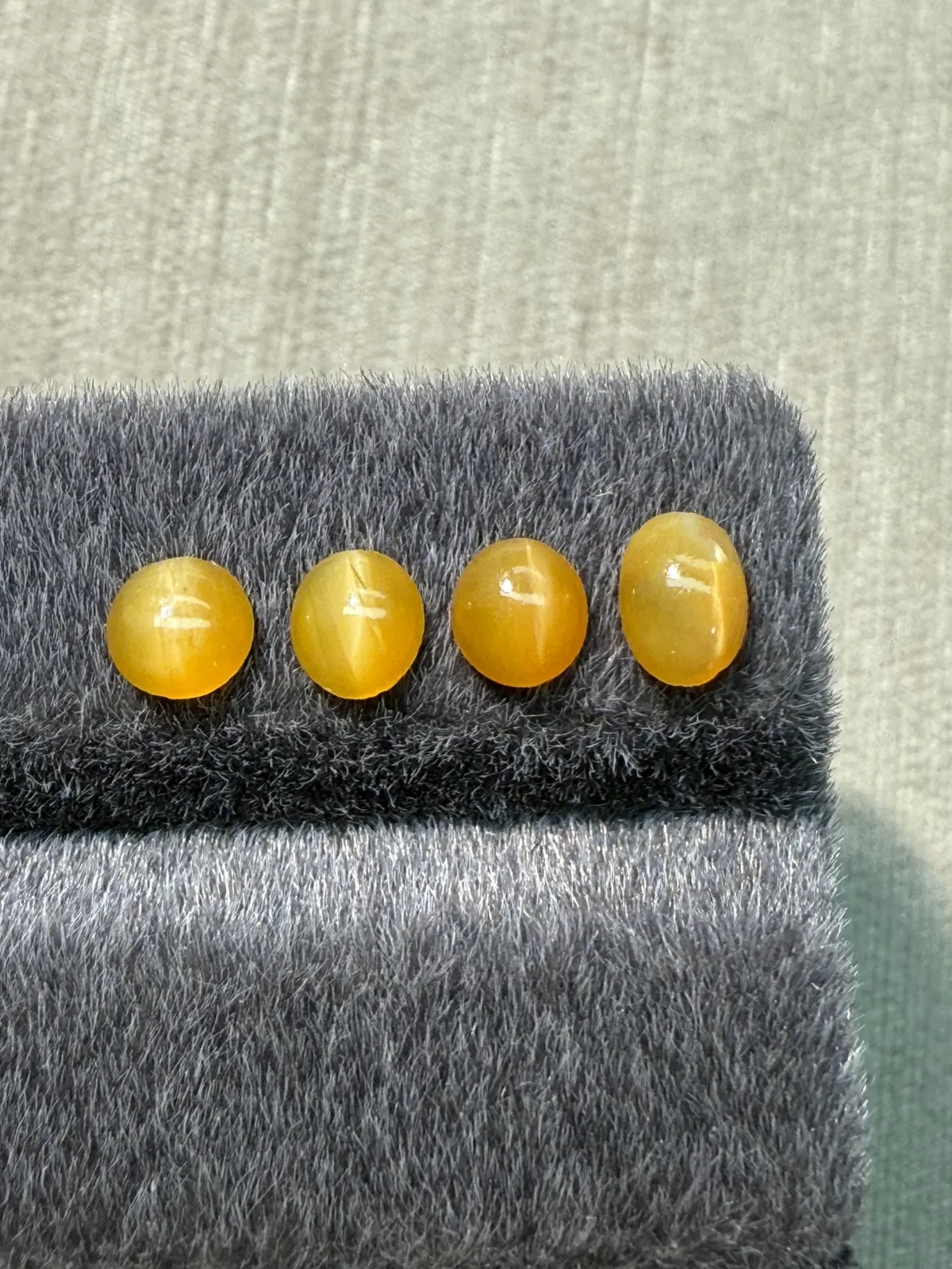 1.57ct天然欧泊猫眼裸石，尺寸6.3*4.6*2.8mm，颜色美艳 ，眼线犀利
