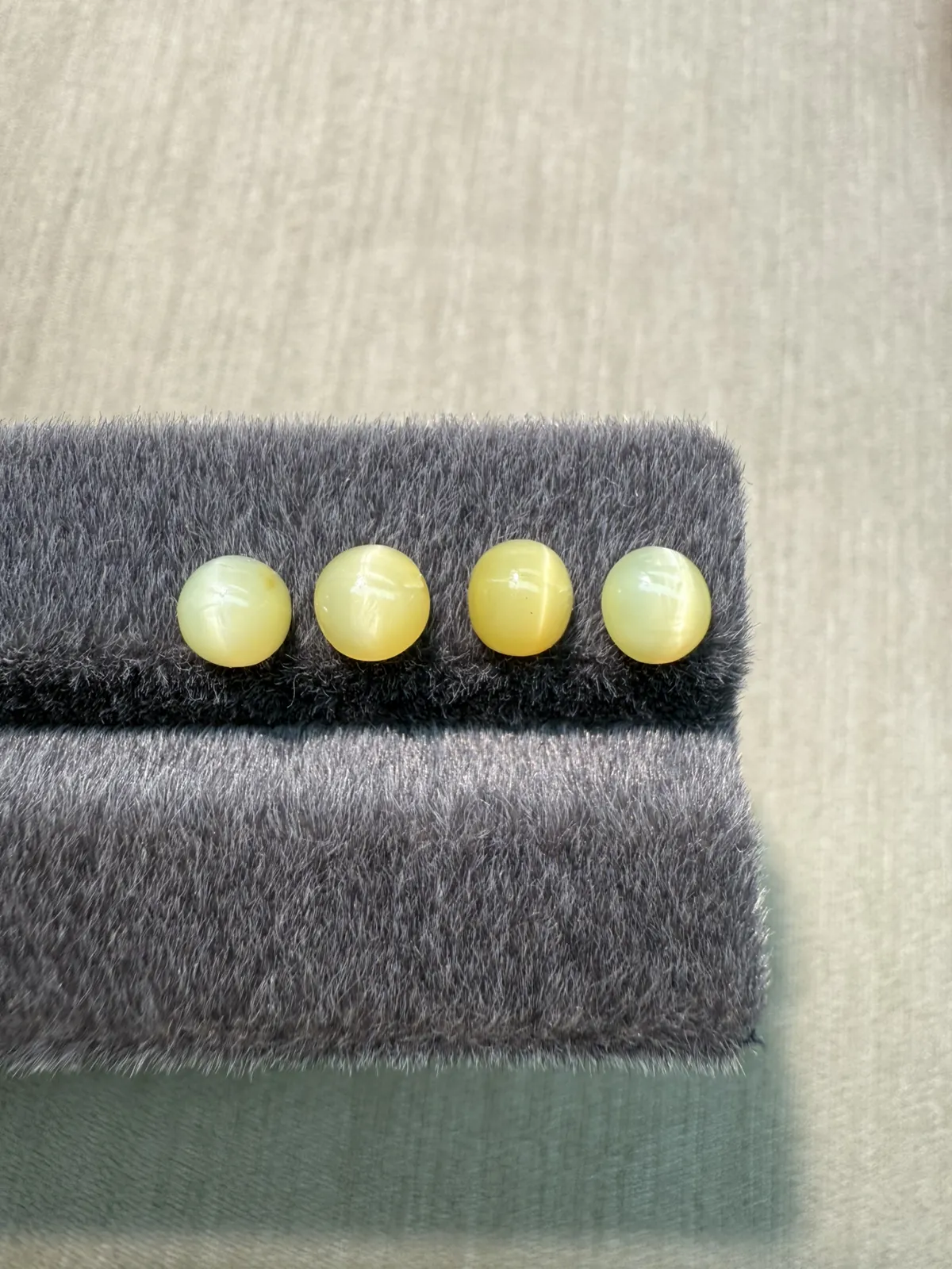 2.335ct天然欧泊猫眼裸石，尺寸6*6*3.6mm，颜色美艳 ，眼线犀利