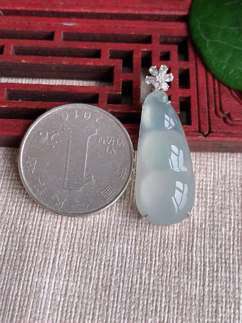 a货翡翠老坑冰种18K金伴钻镶嵌白月光四季豆福豆平安豆吊坠 尺寸34×28.7×12.3×7mm 重量4.30g 0528