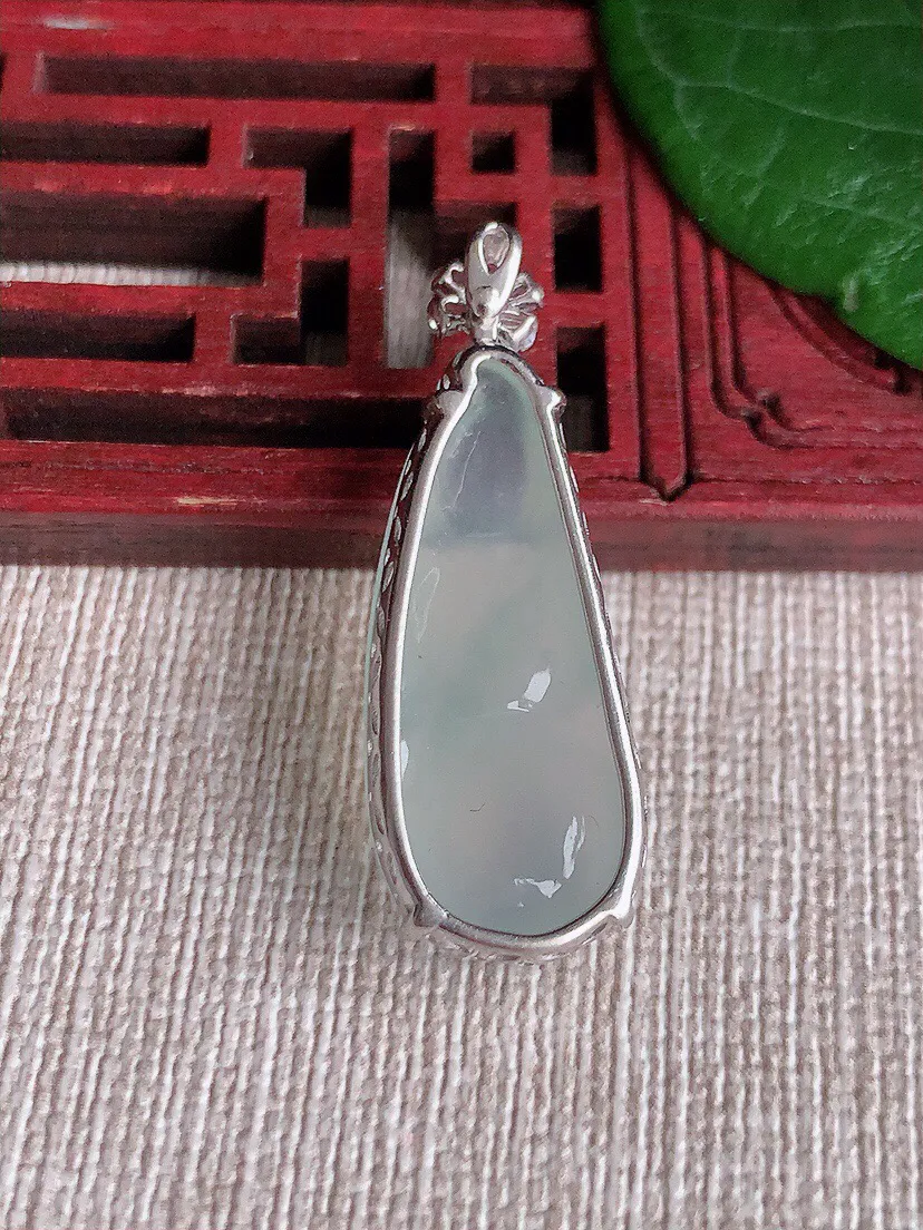 a货翡翠老坑冰种18K金伴钻镶嵌白月光四季豆福豆平安豆吊坠 尺寸34×28.7×12.3×7mm 重量4.30g 0528