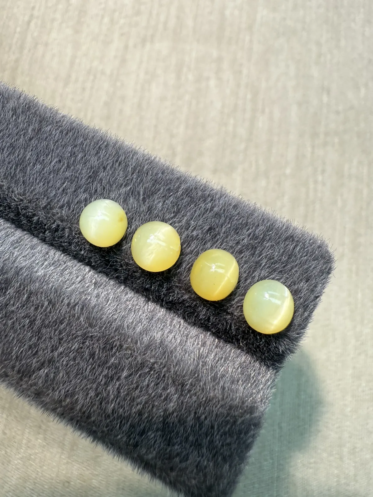 2.335ct天然欧泊猫眼裸石，尺寸6*6*3.6mm，颜色美艳 ，眼线犀利
