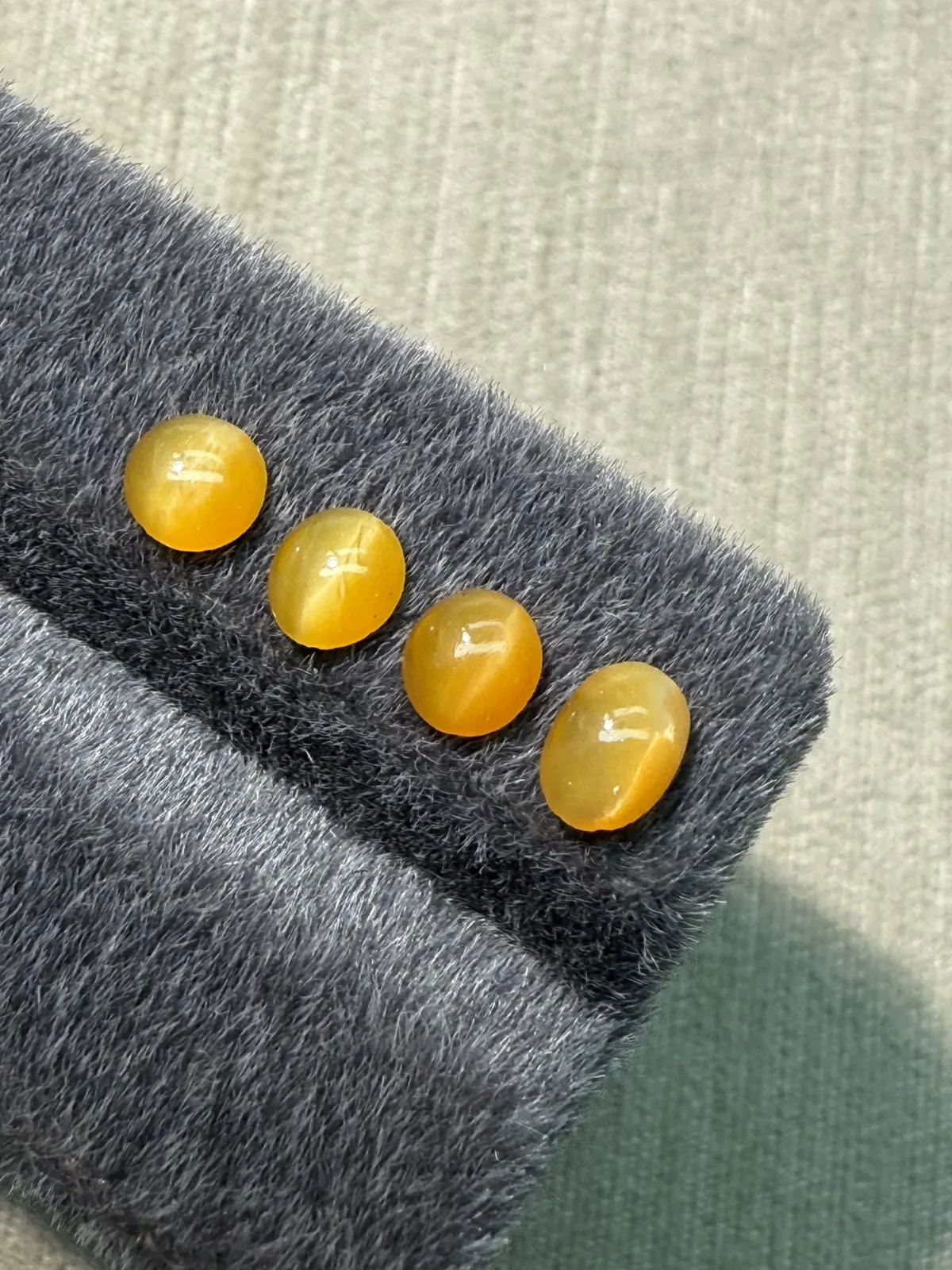 1.57ct天然欧泊猫眼裸石，尺寸6.3*4.6*2.8mm，颜色美艳 ，眼线犀利