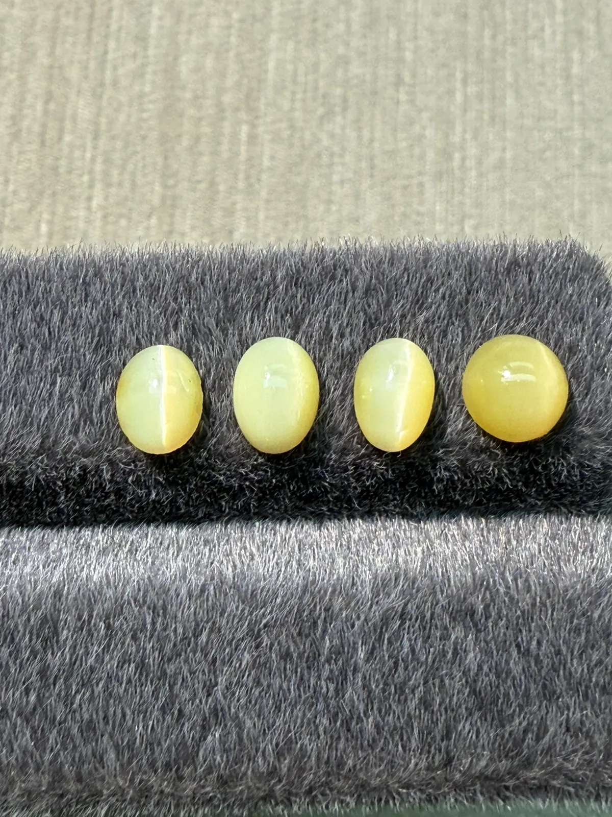 2.56ct天然欧泊猫眼裸石，尺寸6.9*5.1*3.6mm，颜色美艳 ，眼线犀利