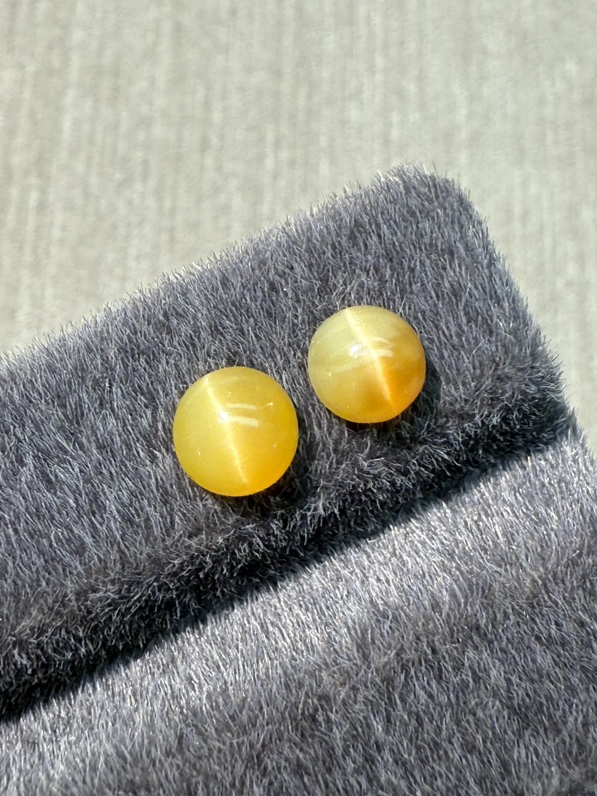 1.615ct天然欧泊猫眼裸石，尺寸6.4*6.4*3.9mm，颜色美艳 ，眼线犀利