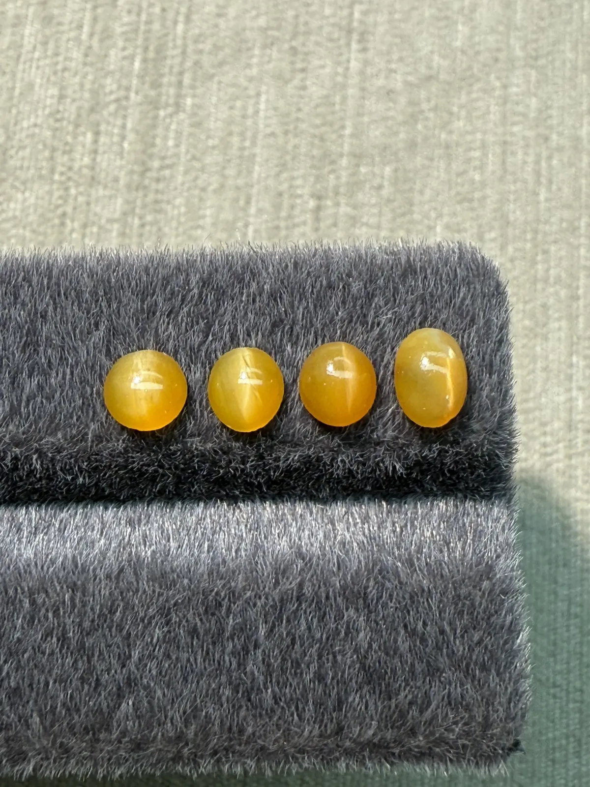 1.57ct天然欧泊猫眼裸石，尺寸6.3*4.6*2.8mm，颜色美艳 ，眼线犀利