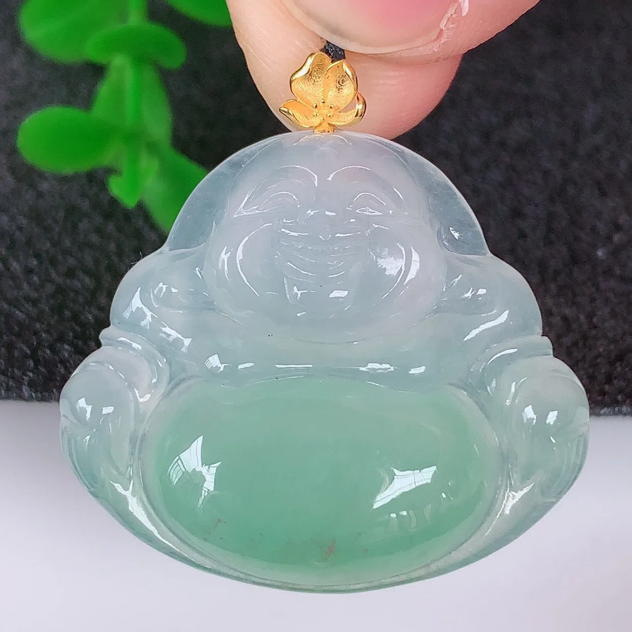 自然光实拍，18K金镶嵌冰种飘绿翡翠佛公吊坠，冰透饱满， 佛公亦保平安，寓意有福（佛公）相伴，品相佳，配戴优雅迷人！#1.28整体29*裸石25*28.6*5.8