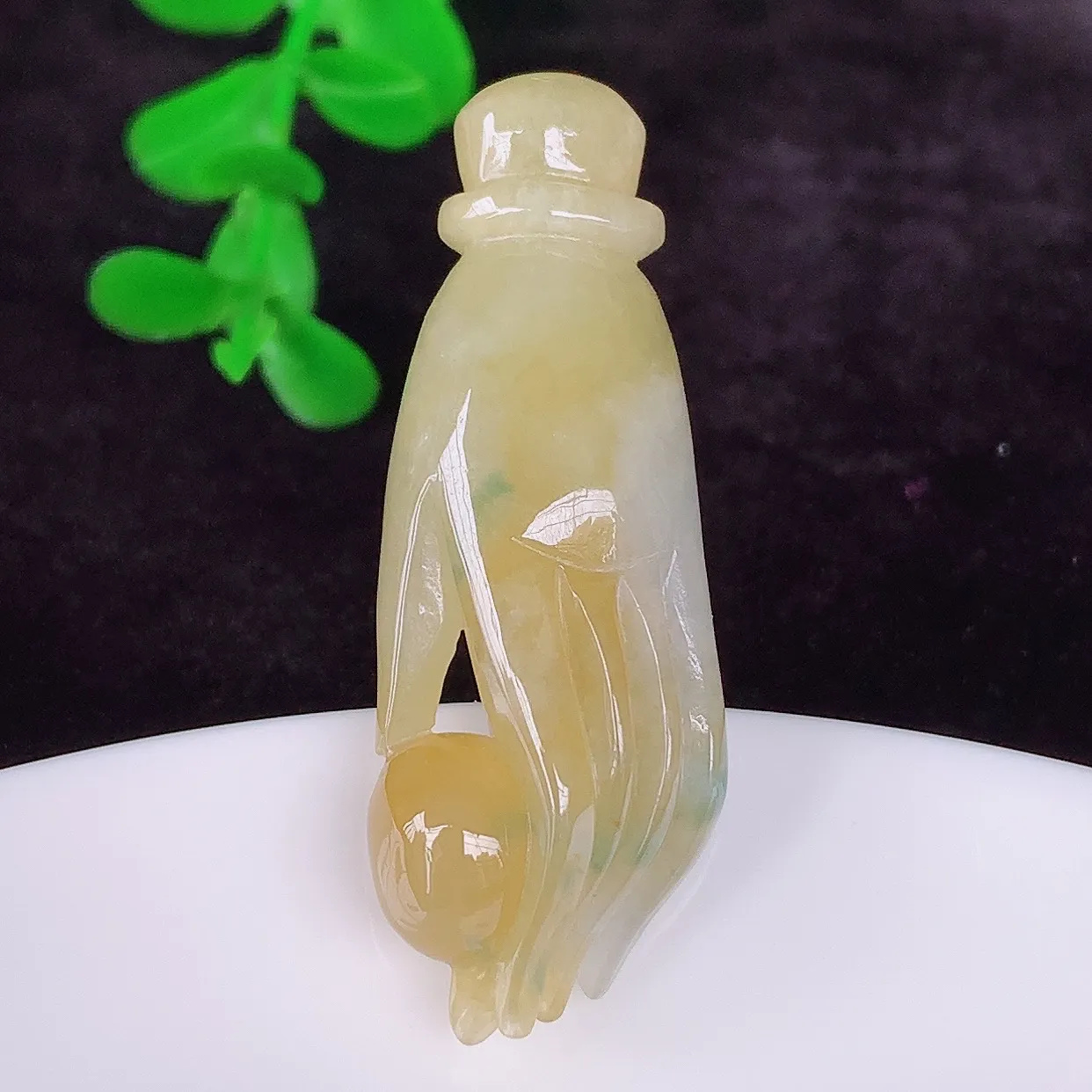 自然光实拍，冰润冰糯种黄翡翡翠掌上明珠吊坠，种老水足，翠色灵动，寓意美好，佩戴时尚出众！#01.28