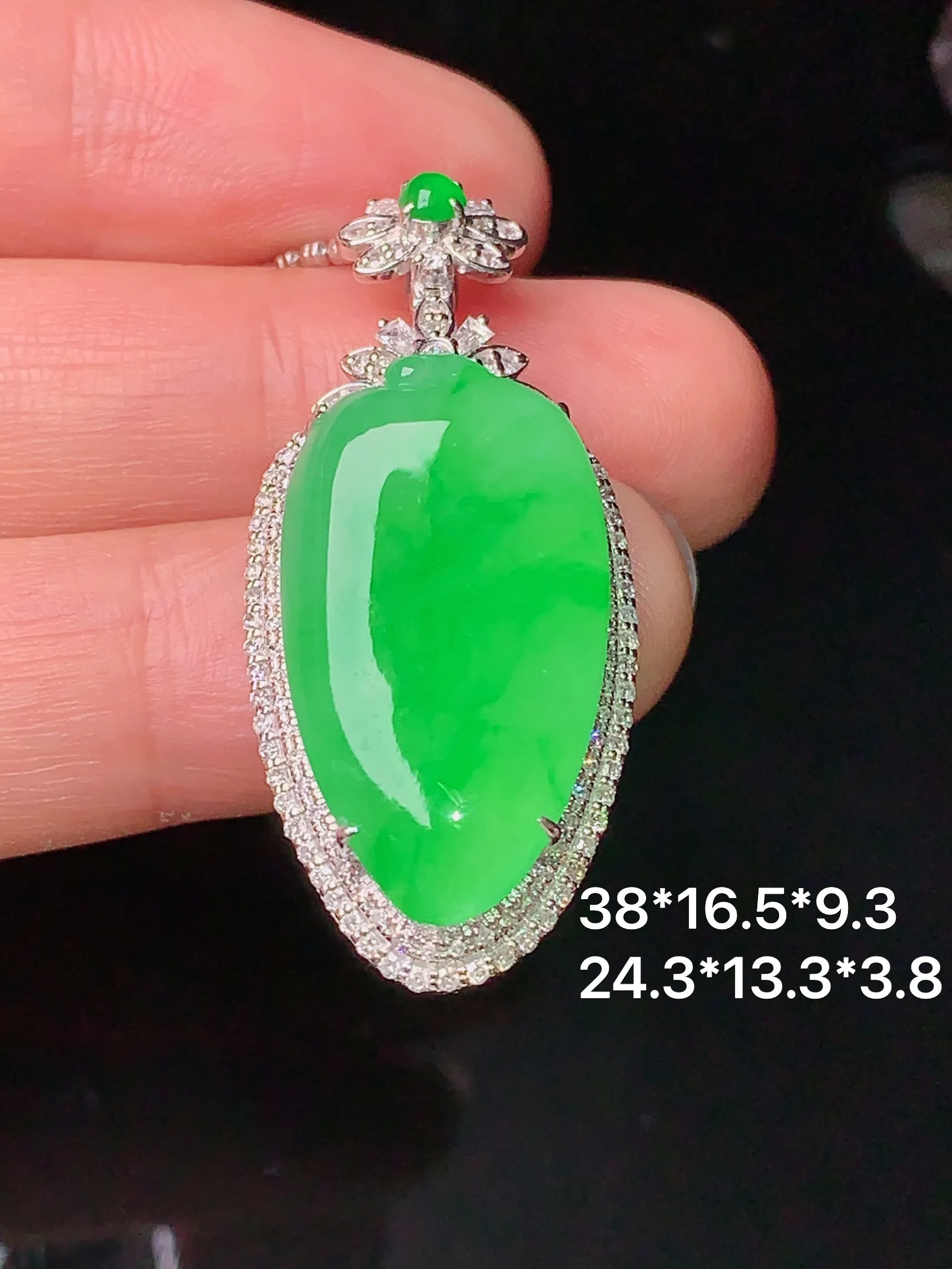 18k金钻镶嵌翠绿福瓜吊坠 玉质细腻 色泽清新艳丽 整体尺寸38*16.5*9.3