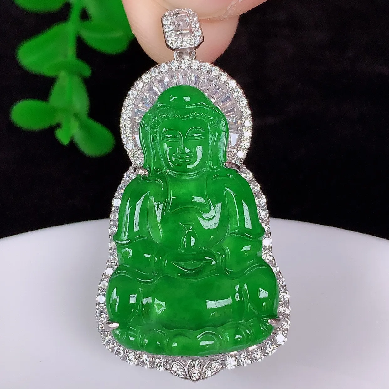 冰透满绿翡翠925银镶嵌观音吊坠，自然光实拍，翠色灵动，颜色漂亮，种老水足，品相佳，佩戴佳品！#97