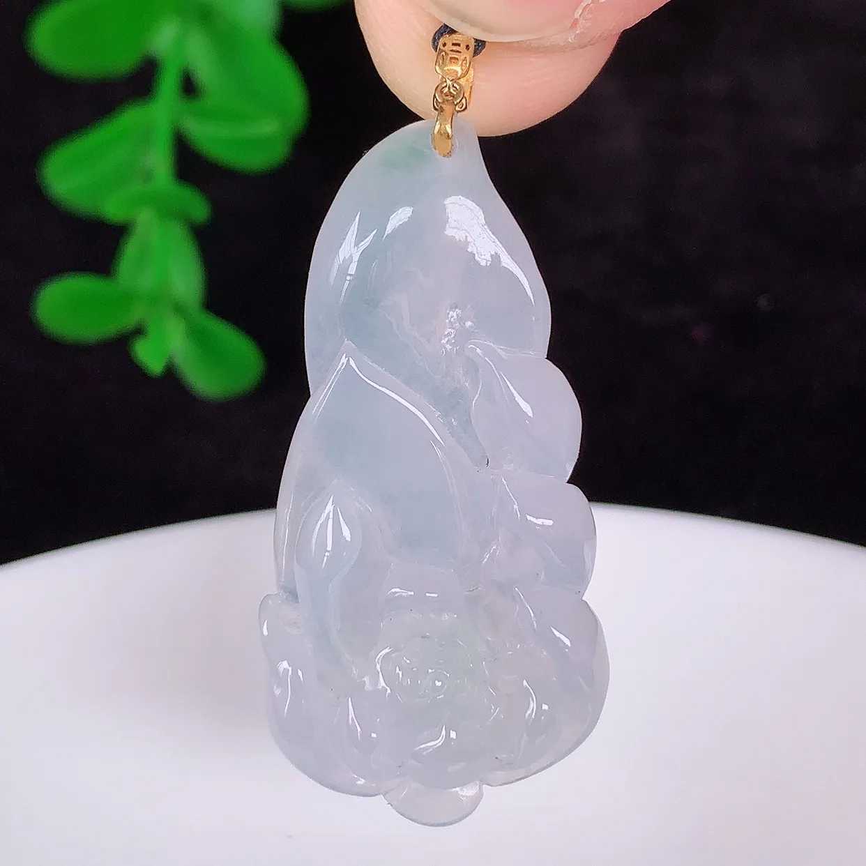 自然光实拍，18k金镶嵌冰种翡翠莲花吊坠，沁人心脾，精致典雅的设计，为佩戴者，增添色彩，送礼自留都是