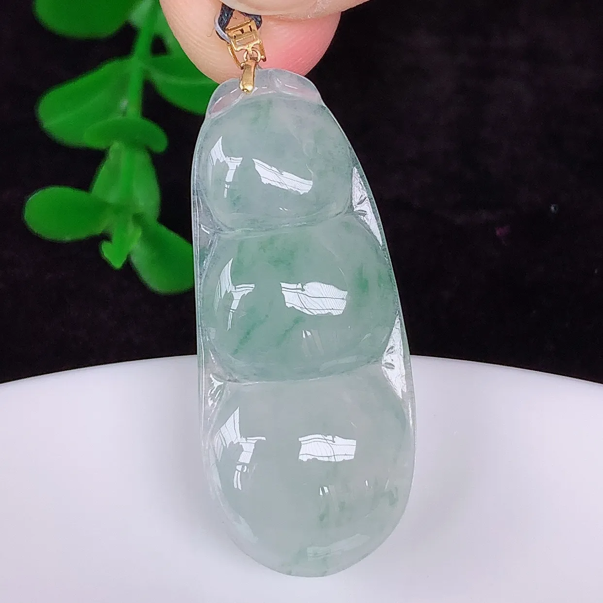 自然光实拍，18K金镶嵌冰种飘花翡翠四季豆吊坠，平安豆福豆玉坠，冰润通透，豆粒饱满，寓意：豆蔻年华！