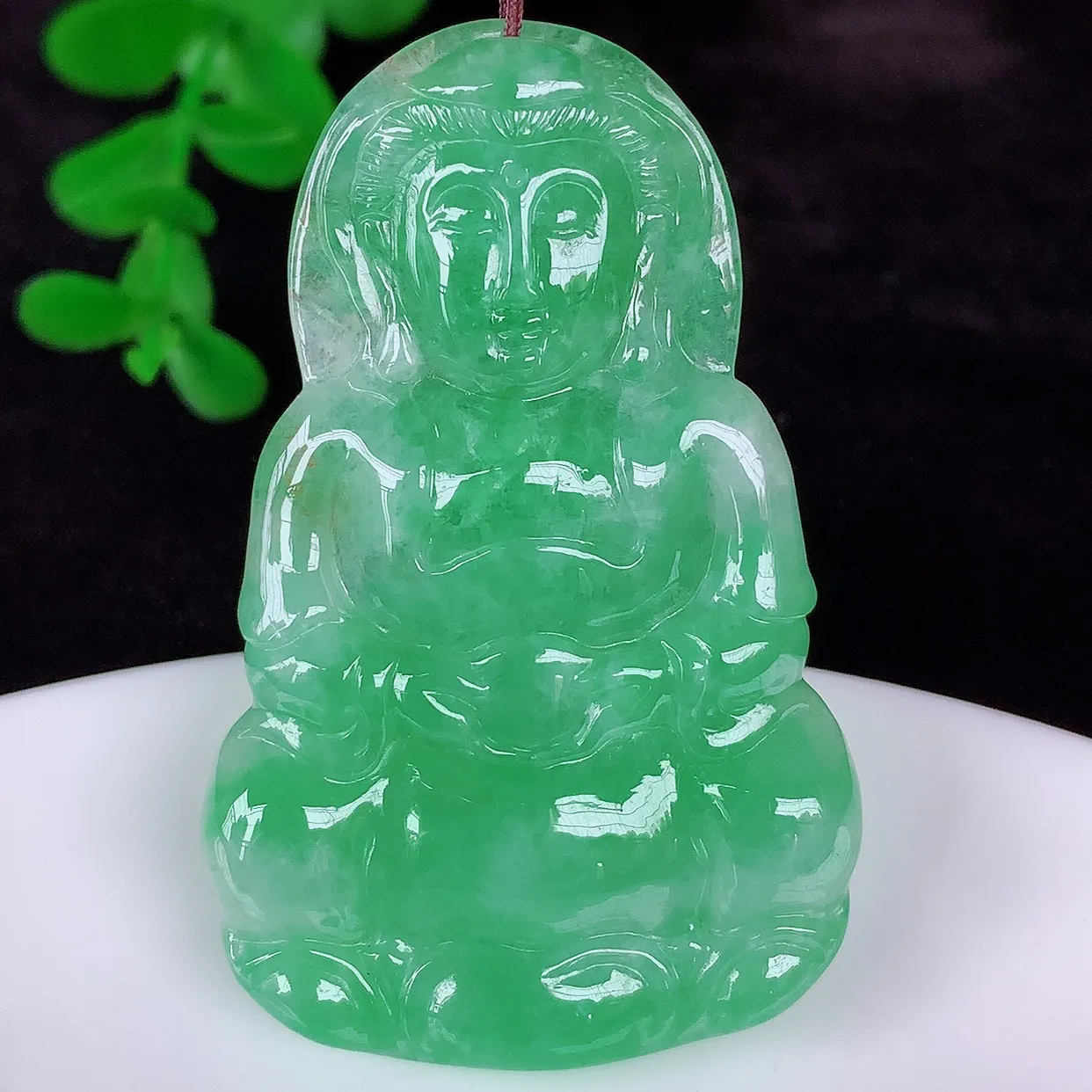 自然光实拍，冰糯种飘绿翡翠观音吊坠，赐福翡翠观音，翠色迷人，观音面相端庄，佩戴时尚出众！#01.28
