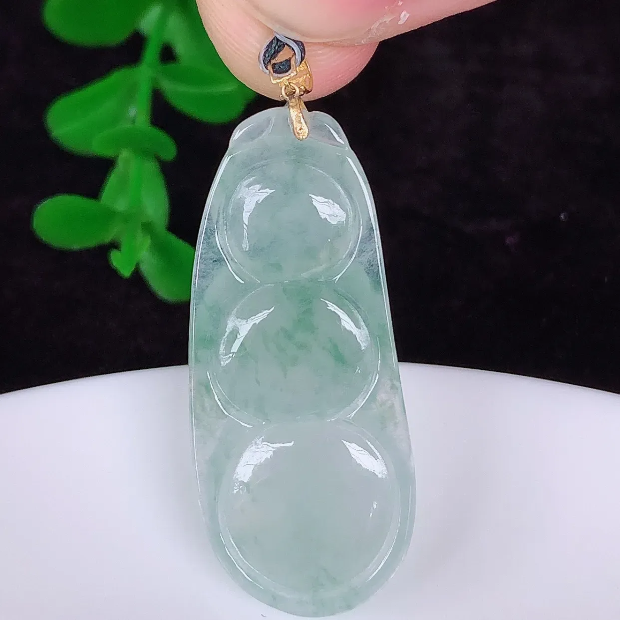 自然光实拍，18K金镶嵌冰种飘花翡翠四季豆吊坠，平安豆福豆玉坠，冰润通透，豆粒饱满，寓意：豆蔻年华！#49.28