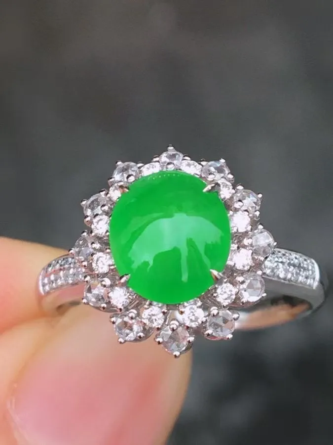 冰种阳绿蛋面戒指 、真金真钻镶嵌，种水好，玉质细腻 .裸石尺寸 7.8*7.0