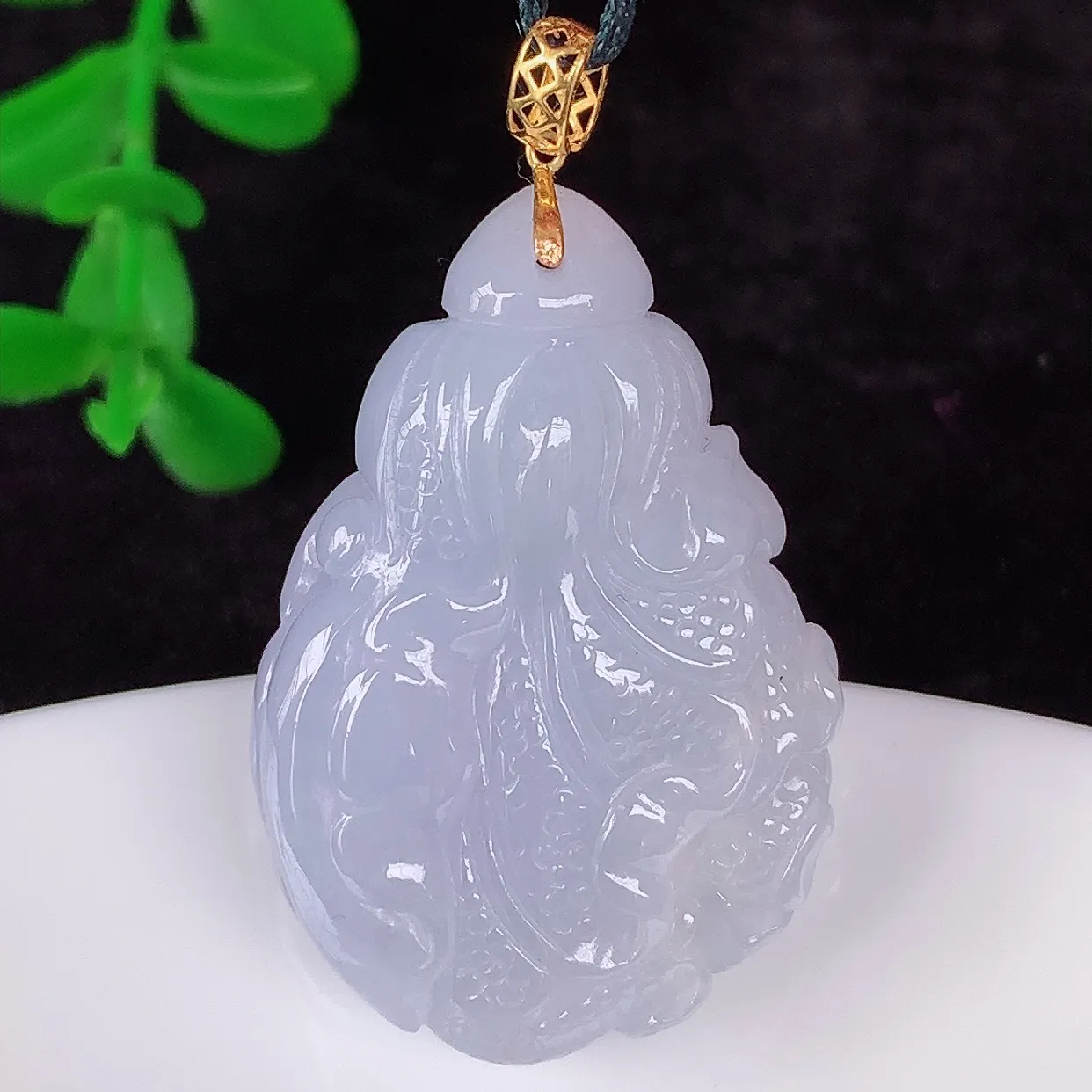 自然光实拍，18K金镶嵌冰润冰糯种紫罗兰翡翠招百财白菜吊坠，百财聚来，财源滚滚，色泽鲜艳，精工水润的