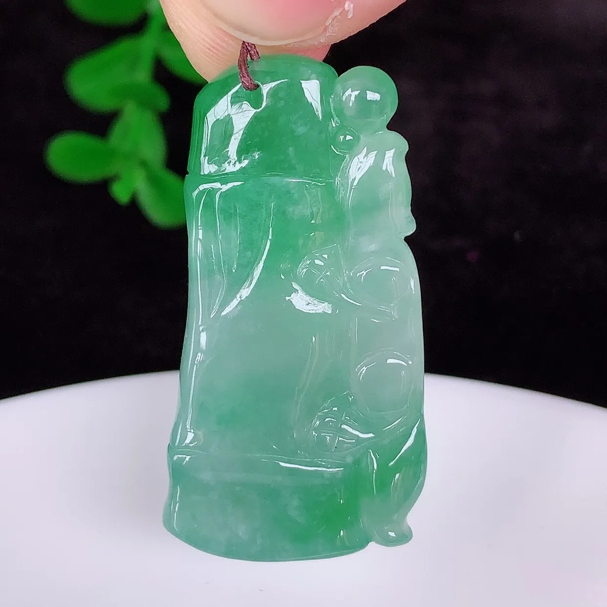 自然光实拍，冰润冰糯种飘绿翡翠节节高竹节玉坠，款式时尚大方，竹节寓意好，佩戴事业，学业节节高升！#01.28