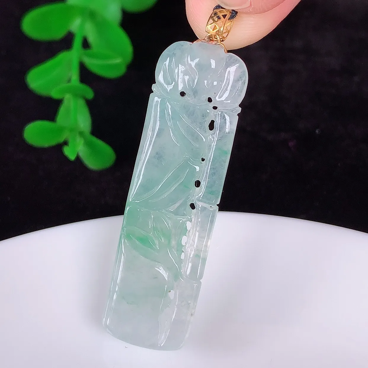 自然光实拍，18K金镶嵌冰种飘绿翡翠节节高竹节玉坠，款式时尚大方，竹节寓意好，佩戴事业，学业节节高升！#1.28