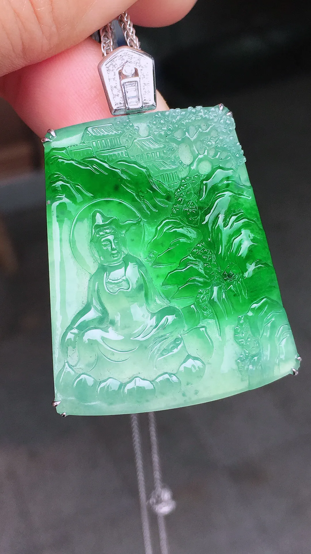 飘绿观音吊坠，色泽艳丽，玉质细腻，荧光感超
强，饱满水润，气质满满。18k
金豪华镶嵌