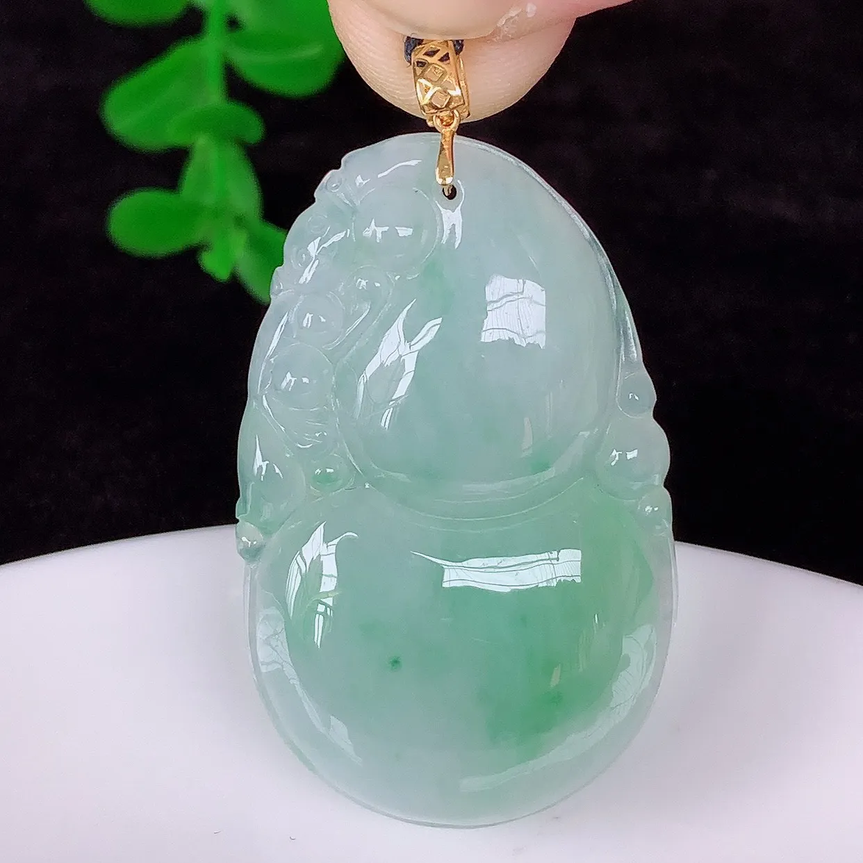 自然光实拍，18K金镶嵌冰润冰飘绿花翡翠葫芦吊坠，翡翠葫芦，寓意福禄双全，财源滚滚，佩戴效果优雅迷人