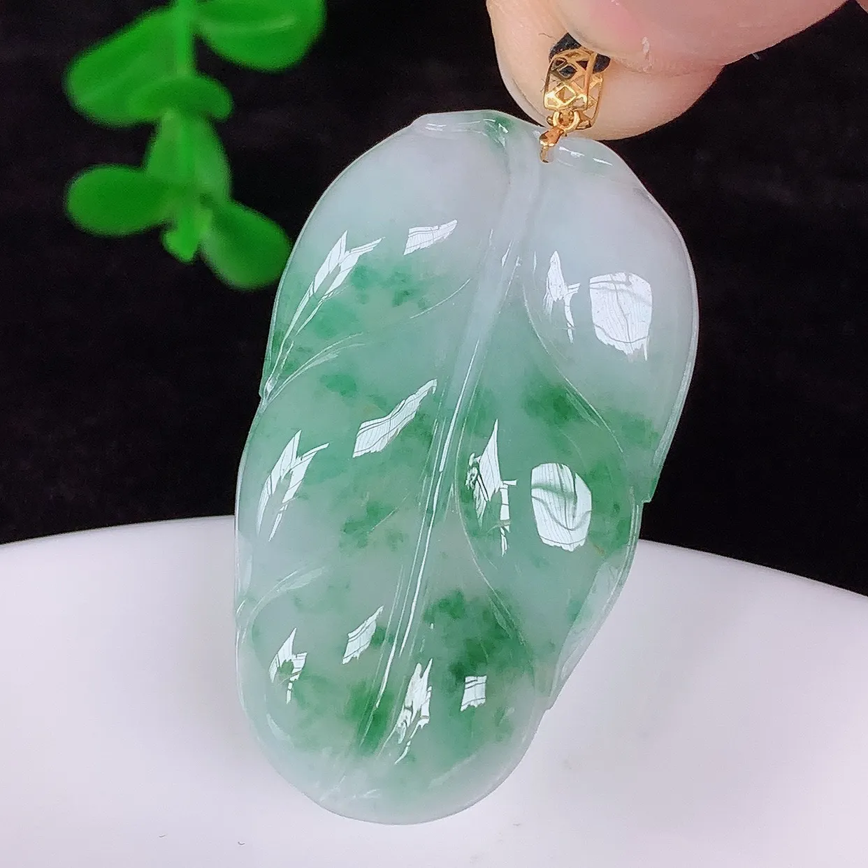 自然光实拍，18K金镶嵌冰润冰飘花翡翠叶子吊坠，寓意“大业有成，一夜成名，金枝玉叶”水润叶子，翡翠叶
